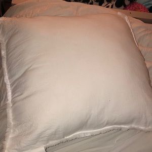 Decorative pillow white with fringe